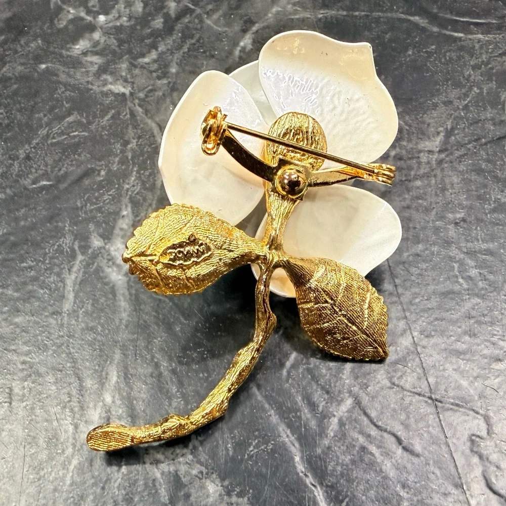 GIOVANNI White Rose with Gold Tone Leaves Brooch